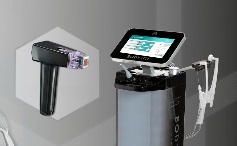 Mulher sorrindo, representando a satisfação com a cirurgia plástica